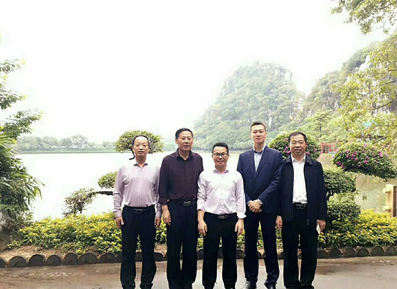 中鑄機(jī)械盧總與中國(guó)鑄造協(xié)會(huì)成員合影 中鑄機(jī)械盧總與中國(guó)鑄造協(xié)會(huì)成員合影