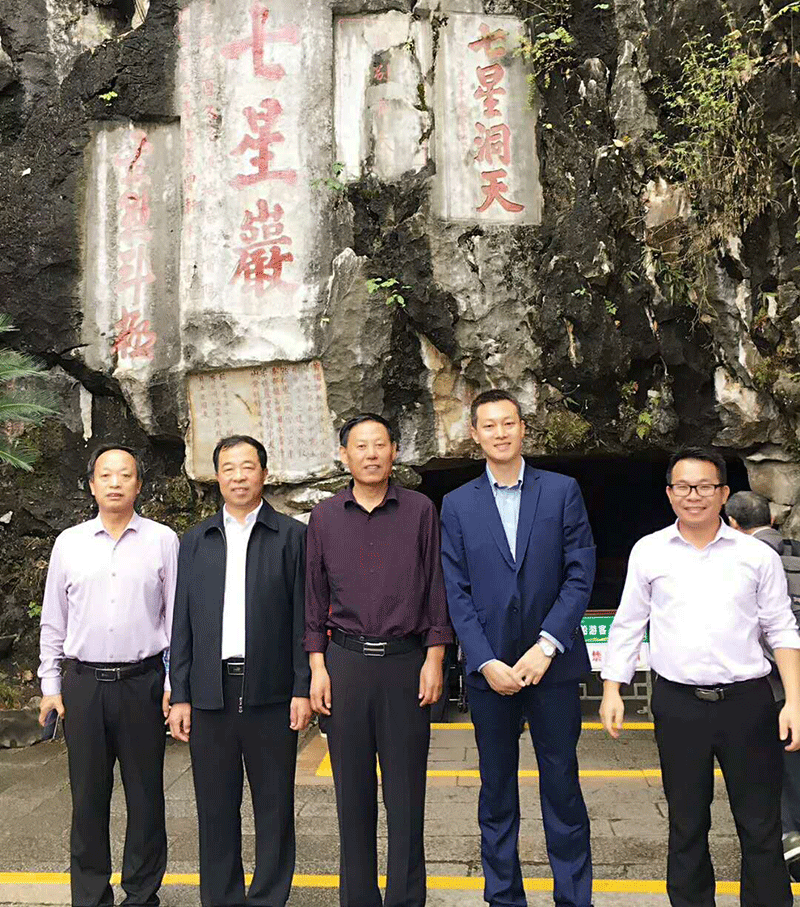 中鑄機(jī)械盧總與中國(guó)鑄造協(xié)會(huì)成員合影 中鑄機(jī)械盧總與中國(guó)鑄造協(xié)會(huì)成員合影