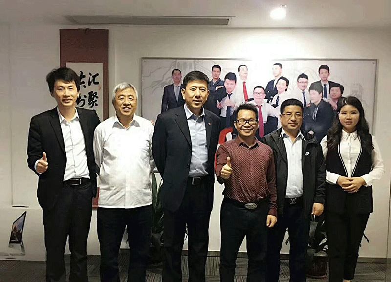 中鑄機(jī)械盧總與中國(guó)鑄造協(xié)會(huì)成員合影 中鑄機(jī)械盧總與中國(guó)鑄造協(xié)會(huì)成員合影