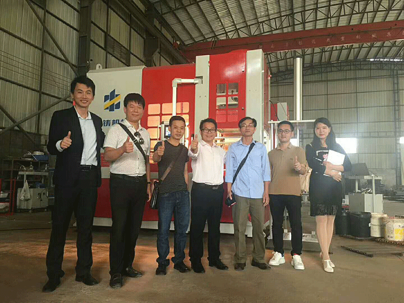 與越南客戶考察團(tuán)合影留念 與越南客戶考察團(tuán)合影留念