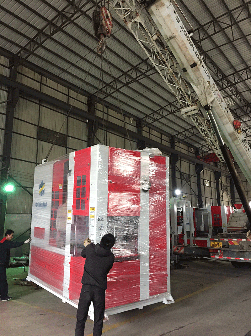 造型設(shè)備裝車發(fā)貨中 造型設(shè)備裝車發(fā)貨中