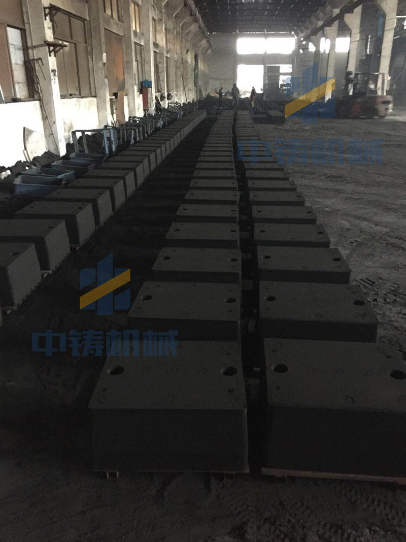 造型機打好砂箱后有小推車擺放到澆注區(qū) 造型機打好砂箱后有小推車擺放到澆注區(qū)