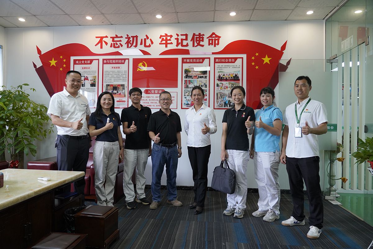 東風(fēng)日產(chǎn)發(fā)動機(jī)機(jī)關(guān)黨支部成員參觀了美邦集團(tuán)和黨建文化宣傳欄 東風(fēng)日產(chǎn)發(fā)動機(jī)機(jī)關(guān)黨支部成員參觀了美邦集團(tuán)和黨建文化宣傳欄